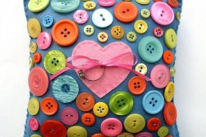 diy-button-covered-ring-pillow